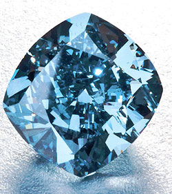 Ένα πανέμορφο πετράδι, ένα πραγματικό θαύμα της φύσης, το βάρους 7,03 καρατίων σπανίου μπλε χρώματος διαμάντι το οποίο εξορύχθηκε στη Νότια Αφρική και συγκεκριμένα στο ορυχείο Cullinan από τον όμιλο Petra, βγήκε στη δημοπρασία των Sothebyʼs στις 12 Μαΐου του 2009 στη Γενεύη. Το μπλε διαμάντι κόπηκε από έναν κρύσταλλο βάρους 26,58 καρατίων και παρέλασε από επιδείξεις στο Χονγκ Κονγκ, στο Παρίσι, στη Νέα Υόρκη και στο Λονδίνο πριν φτάσει στη δημοπρασία της Γενεύης. Τέτοιου μεγέθους, ποιότητας και σπανιότητας φυσικές πέτρες εκτίθενται στη φυσική τους μορφή σε μεγάλα μουσεία του κόσμου, όμως το Petra Blue είναι τόσο σπάνια όμορφο που αποφασίστηκε να κοπεί και να γυαλιστεί, ώστε να αναδειχτεί η πραγματική του ομορφιά (φωτογραφία 1). Η τιμή εκκίνησης της δημοπρασίας ήταν 8,5 εκατομμύρια δολάρια ΗΠΑ και τελικά πουλήθηκε στο αστρονομικό ποσό των 9,5 εκατομμυρίων δολαρίων.